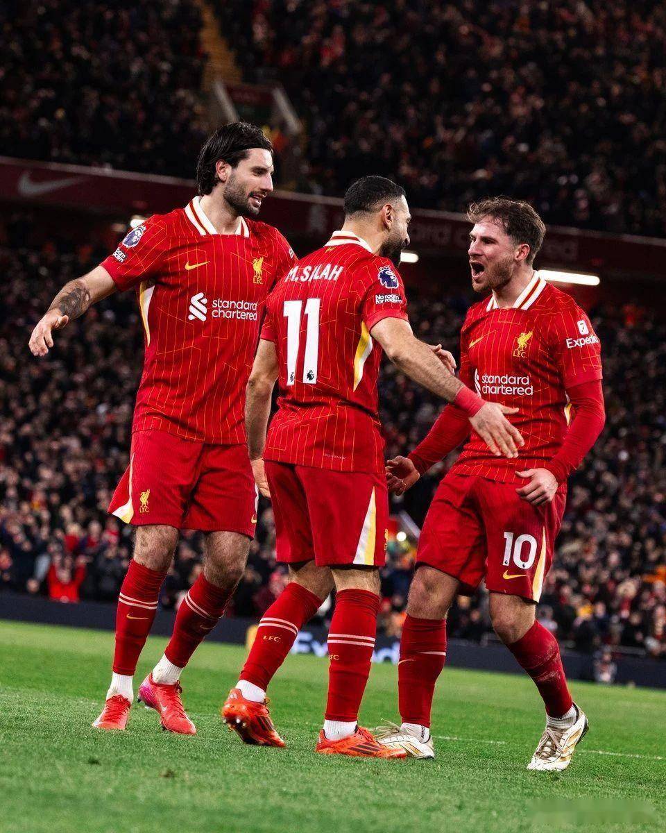 榜首之争:利物浦迎战巴黎圣日耳曼,掌声雷动 榜首之争:利物浦迎战巴黎圣日耳曼,掌声雷动