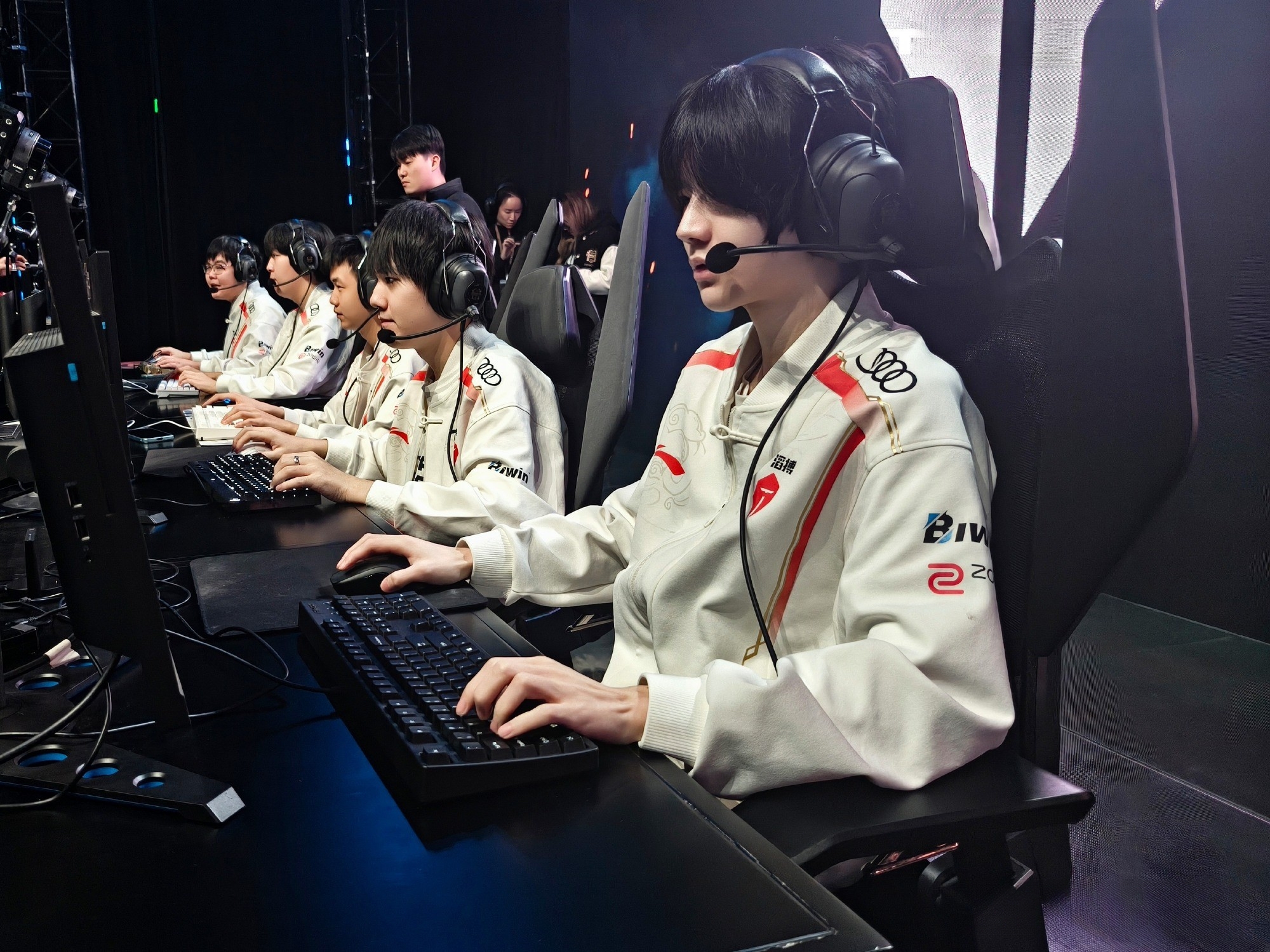 开云-包含TES轻取FLY，Keria极限生还后反打激烈交锋半决赛，锁定晋级资格的词条