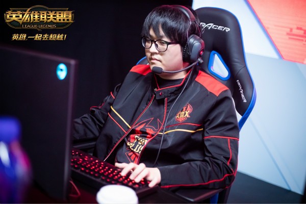 开云体育中国-EG轻取GEN，Doinb单局斩获MVP激烈交锋四强赛，让粉丝疯狂欢呼